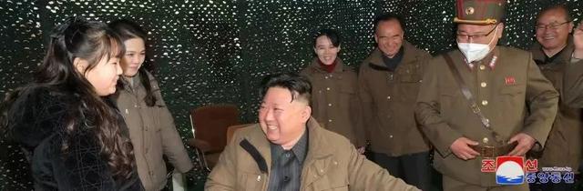 這次新型導(dǎo)彈試射，金正恩攜夫人、妹妹、女兒罕見同框